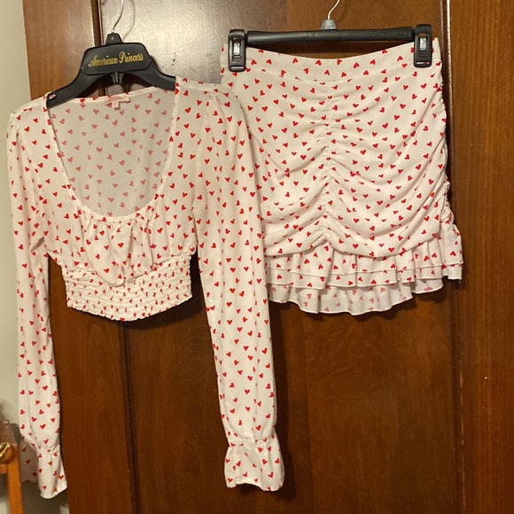 Adorable 2 piece set with ❤️ red hearts all over 😍😍😍 - Picture 3 of 16